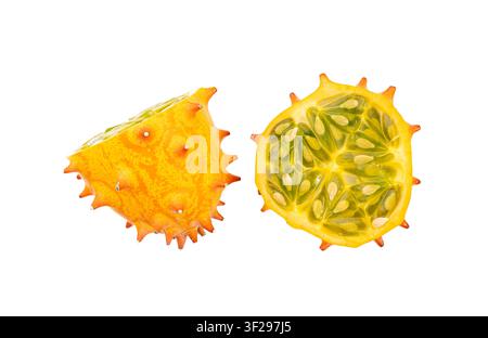 Kiwano coupe des moitiés de melon gélatineux isolées, fruits mûrs de Cucumis metuliferus, melon cornu orange, concombre cornu africain, melon épineux sur fond blanc Banque D'Images