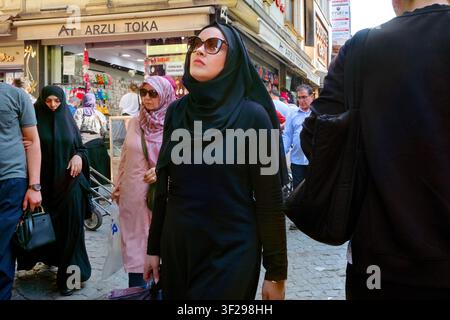 Femme turque moderne portant des lunettes de soleil, un hijab et du rouge à lèvres, rue Sabuncu Han, district de Fatih, Istanbul, Turquie, Türkiye, Europe Banque D'Images