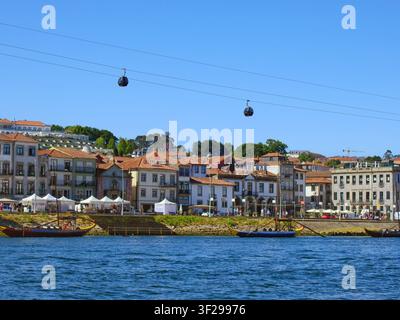 GAIA, PORTUGAL-9 JUILET 2026 : Cabines du téléphérique de Gaia dans le ciel au-dessus de la ville de Vila Nova de Gaia, au Portugal, ces cabines en verre offrant des vues aériennes sur Banque D'Images