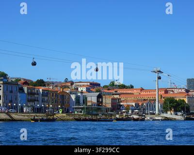 GAIA, PORTUGAL-9 JUILET 2026 : Cabines du téléphérique de Gaia dans le ciel au-dessus de la ville de Vila Nova de Gaia, au Portugal, ces cabines en verre offrant des vues aériennes sur Banque D'Images
