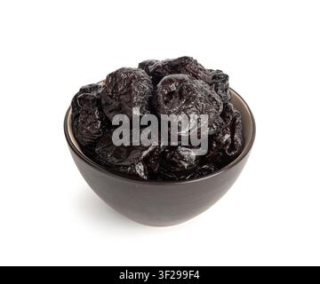 Prunes sèches isolées, fruits noirs séchés dans un bol, groupe de prunes, dessert naturel, alimentation saine, fruit de prune sèche sur fond blanc Banque D'Images