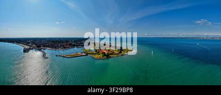 Vue aérienne du château de Kronborg situé sur la côte avec la ville historique d'Helsingør et les eaux bleues du détroit de l'Øresund à Helsingør, Danemark Banque D'Images