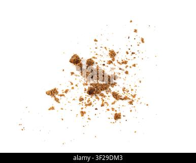 Pain de seigle noir isolé, morceaux de pain brun foncé cassés, tranches carrées de pain au levain Borodinsky émiettées avec du coriandre sur fond blanc Banque D'Images