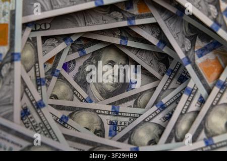 Portrait de Benjamin Franklin dans un tunnel tourbillonnant de billets de cent dollars américains Banque D'Images
