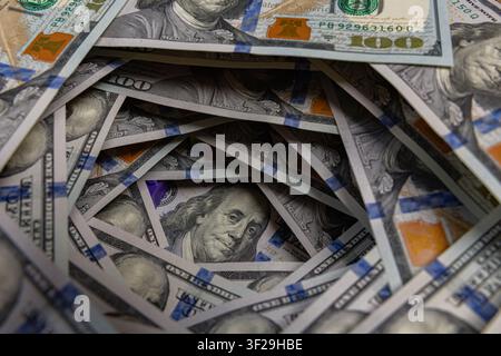 Portrait de Benjamin Franklin dans un tunnel tourbillonnant de billets de cent dollars américains Banque D'Images