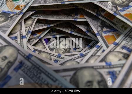 Portrait de Benjamin Franklin dans un tunnel tourbillonnant de billets de cent dollars américains Banque D'Images