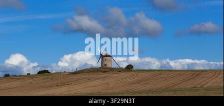 NORMANDIE, FRANCE - 2 SEPTEMBRE 2019 : C'est un vieux moulin à vent sur une colline dans les terres agricoles de Normandie en automne. Banque D'Images