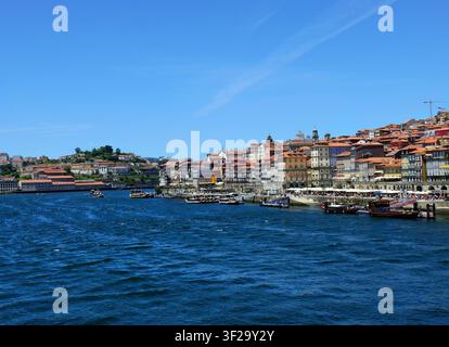 PORTO, PORTUGAL-9 JUIN 2026 : Vue panoramique des deux villes jumelles Porto et Gaia au Portugal sur le fleuve Douro Banque D'Images