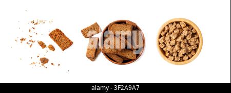 Croutons de seigle isolés, galettes de pain brun maison, cubes de pain croustillants éparpillés, miettes de crouton de seigle sec, crackers rôtis au sel bruns sur blanc Banque D'Images