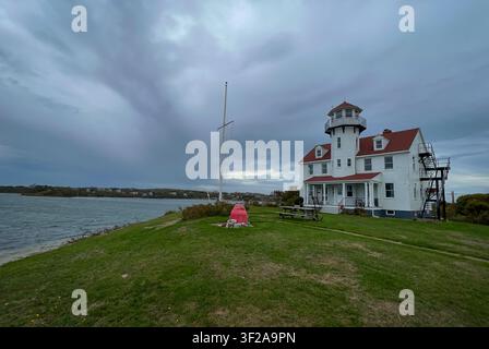 Vue du phare historique de Block Island North avec une façade blanche et un toit rouge, sur une falaise côtière herbeuse surplombant l'océan à New Shoreham Banque D'Images