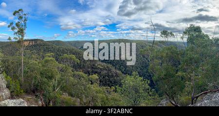 Photographie du pittoresque défilé de Glenbrook et des collines et forêts environnantes vues depuis le belvédère de Martins à Springwood dans les Blue Mountains en N Banque D'Images