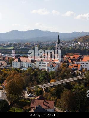 La ville de Kranj montre sa vieille ville, ses clochers d'église et les montagnes voisines en Slovénie. Cette ville a une histoire riche et un paysage magnifique. Banque D'Images