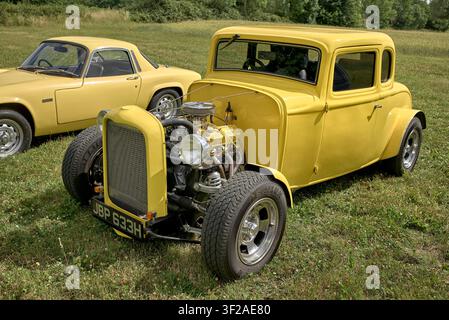 Véhicule Hot Rod Ford coupé de 1932, jaune. Fortement modifié, avec moteur et suspension exposés, inspiré de la voiture du film "American Graffiti". Banque D'Images