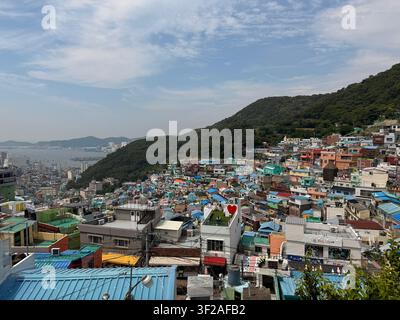 Vue depuis l'observatoire Haneul Maru sur les maisons colorées des collines du village culturel de Gamcheon, Busan, Corée du Sud. Banque D'Images