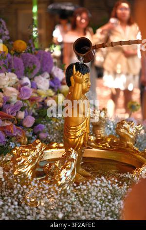 Busan, Corée du Sud – 30 mai 2026 : Une statue de bébé Bouddha dorée est baignée rituellement lors des célébrations de l’Anniversaire de Bouddha dans un temple. Banque D'Images