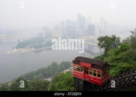 Pittsburgh, États-Unis. 17 juillet 2026. Une Incline monte sur le mont Washington alors que la fumée des incendies de forêt au Canada masque presque la ligne d'horizon de la ville de Pittsburgh le vendredi 17 juillet 2026. Photo par Archie Carpenter/UPI. Crédit : UPI/Alamy Live News Banque D'Images