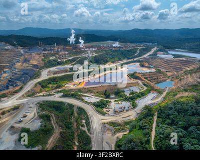 Vue aérienne de la sous-station de 230 kV de la mine d'or Pueblo Viejo, présentant une infrastructure industrielle et des bassins de résidus à Cotui, Sanchez Ramirez P Banque D'Images