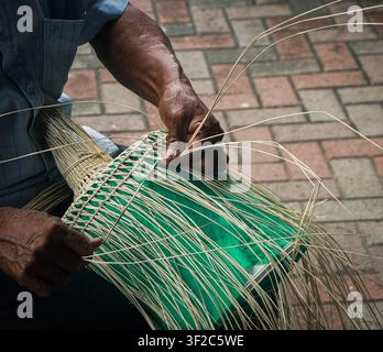 Artisan traditionnel tissant un chapeau de paille Sombrero Pintao à la main au Panama Banque D'Images