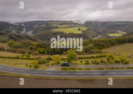Vue aérienne d'une caravane garée sur le bord de la route surplombant les collines ondulées et les vallées verdoyantes de la région des Ardennes à Bourscheid, Diekirch Banque D'Images