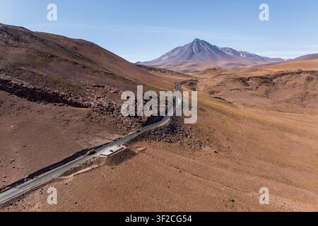 Vue aérienne des autoroutes droites dans les Andes de l'Atacama chilienne Banque D'Images