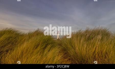 Phare de Talacre sur la côte du nord du Pays de Galles, dressé parmi les dunes de sable et la plage du Point of Ayr surplombant l'estuaire de la Dee. Banque D'Images