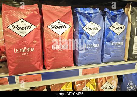 Oryol, Russie – 7 novembre 2024 : Sélection de différents types de café Poetti exposés, chaque sachet ayant des couleurs et des designs d'emballage uniques. Banque D'Images
