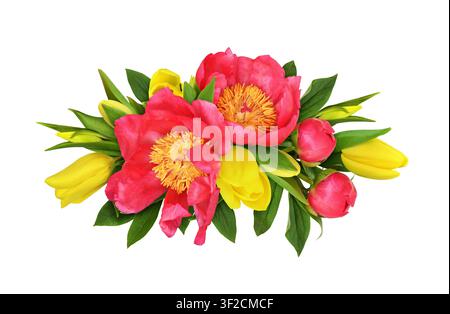 Pivoines corail et fleurs de tulipes jaunes dans un arrangement floral isolé sur blanc Banque D'Images