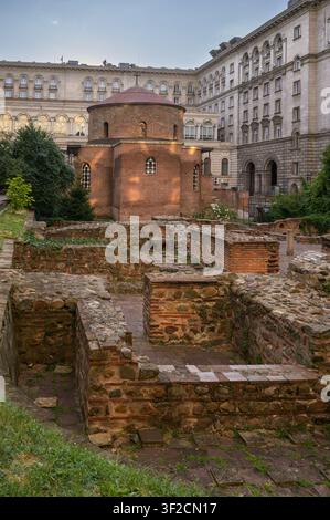 Rotonde Saint-Georges entourée de ruines archéologiques anciennes à Sofia, Bulgarie Banque D'Images