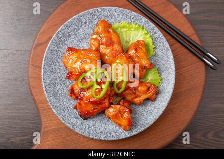 Pièces de poulet grillées avec une texture de viande tendre et juteuse Banque D'Images