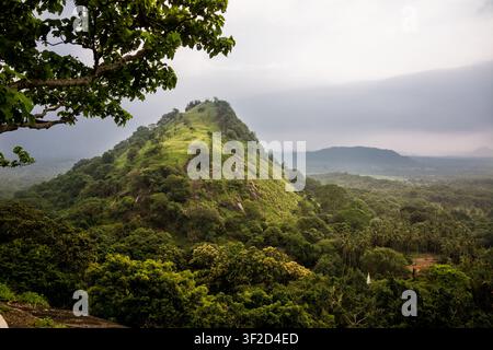 Sommet montagneux vert luxuriant surplombant une vallée verdoyante sous un ciel nuageux, vu depuis Dambulla au Sri Lanka Banque D'Images
