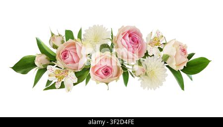 Petites fleurs de rose rose, alstroémérie, chrysanthèmes et feuilles vertes de ruscus dans un arrangement floral isolé sur blanc Banque D'Images
