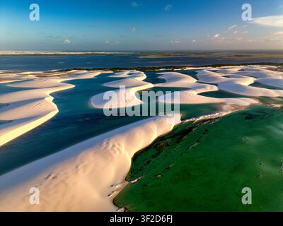 Vue aérienne de dunes de sable blanc et de lagunes turquoise dans le Parque Nacional dos Lencois Maranhenses, MA, Brésil. Banque D'Images
