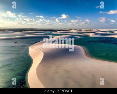 Vue aérienne des dunes de sable blanc et des lagunes turquoise du Parque Nacional dos Lencois Maranhenses dans le MA, au Brésil. Banque D'Images
