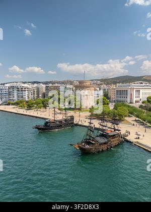 Vue aérienne de la Tour Blanche de Thessalonique et des navires pirates, Grèce Banque D'Images