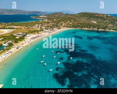 Vue aérienne de la plage d'Alykes avec le mont Athos en arrière-plan, Ammouliani, Grèce Banque D'Images