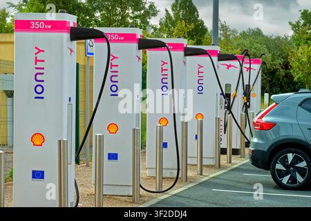 Station de recharge Ionity pour véhicules électriques dans une station-service Shell. Banque D'Images