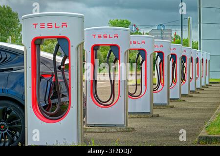 Points de charge pour véhicules électriques Tesla. Banque D'Images