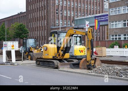 Berlin, Allemagne – 18 juillet 2026 : Chantier de construction avec des pelleteuses et des machines sur la Köpenicker Chaussee près de la centrale thermique de Klingenberg à Lichtenberg Banque D'Images