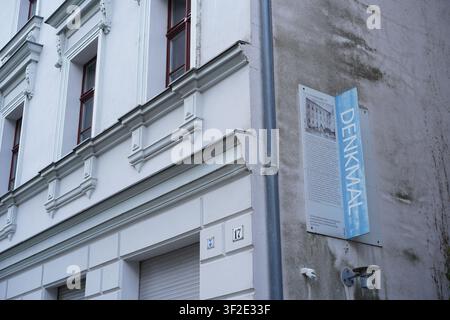 Berlin, Allemagne - 18 juillet 2026 : Façade et panneau commémoratif architectural de l'historique maison en béton de scorie au numéro 17 de la Türrschmidtstraße à Lichtenberg. Banque D'Images