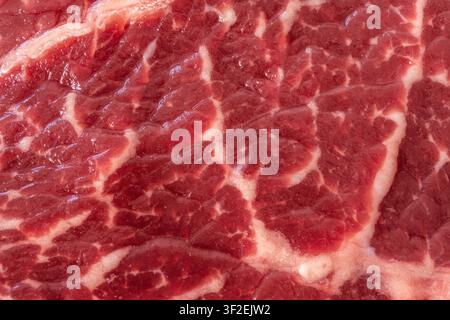 Steak de bœuf Wagyu cru motif macro. Tranche de viande rouge fraîche gros plan, coupe détaillée de sirloin rump. Viande à marbrures Black Angus, steak de bœuf frais vue de dessus Banque D'Images