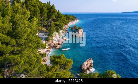 Vue panoramique aérienne de la célèbre pierre de Brela et de la plage de Punta Rata en Croatie Banque D'Images