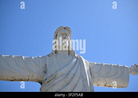 Gros plan de la statue du Christ Rédempteur contre un ciel bleu clair à Joaquim Felício, Minas Gerais, Brésil Banque D'Images