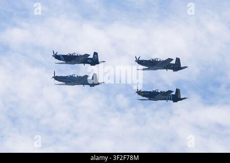 Jersey City, États-Unis - 04 juillet 2026 : Vue de quatre avions à hélice militaires volant en formation contre un ciel nuageux au-dessus du Liberty State Park. Banque D'Images