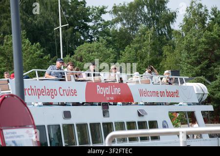 Espoo, Uusimaa, Finlande. 18 juillet 2026. Les passagers sont assis à bord d'une vedette de tourisme Royal Line pendant une croisière d'été à travers l'archipel finlandais près d'Espoo et d'Helsinki, en Finlande. L'itinéraire offre aux visiteurs des vues panoramiques sur la mer Baltique, les paysages côtiers et les nombreuses îles qui entourent la capitale finlandaise. Credit: Jose Tabares/ZUMA Wire/Alamy Live News Banque D'Images