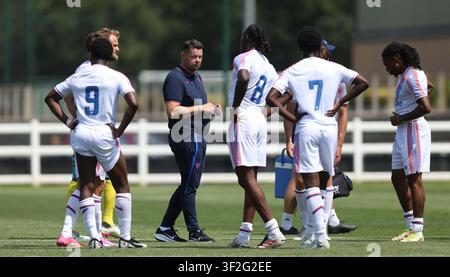 Londres, Royaume-Uni. 18 juillet 2026. LONDRES, ANGLETERRE, 18 JUIN : Pierre Sage, manager de Crystal Palace, donne des instructions à ses joueurs lors du match amical de pré-saison entre Crystal Palace FC et Swindon Town FC au Centre d'entraînement de Crystal Palace, Beckenham, Londres, le 18 juillet. (Photo de Daniel Weir) Crédit : SPP Sport Press Photo. /Alamy Live News Banque D'Images