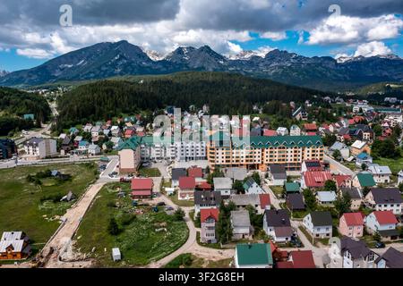 vue drone anoramique de Žabljak, une ville de montagne dans le nord du Monténégro, entourée par les paysages spectaculaires du parc national du Durmitor. La vue aérienne Banque D'Images