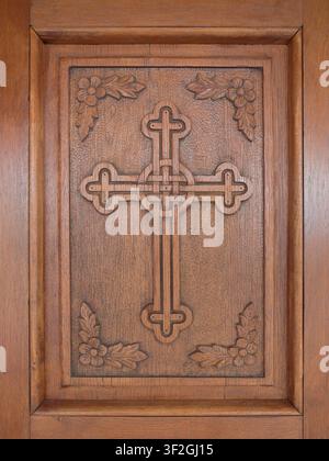 Croix sculptée sur un panneau en bois de porte dans l'église Saint-Archange Michel, Trebinje, Bosnie-Herzégovine Banque D'Images