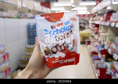 Une main tient un paquet de chocolats pour enfants dans l'exemple de supermarché, Lidl détaillant discount d'alimentation, produit de supermarché, en Saxe-Anhalt, Germ Banque D'Images