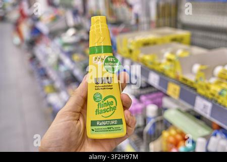 Bouteille rapide, bouteille hibou jaune avec adhésif multi-usage dans un environnement de magasin, produit à Maec Geiz, Allemagne. Maec-Geiz est un produit non alimentaire allemand Banque D'Images