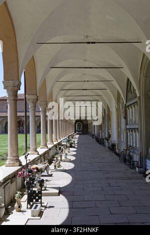 Cimetière monumental, colonnade voûtée, couloir, Cimitero della Certosa, Ferrara, Émilie-Romagne, Italie Banque D'Images
